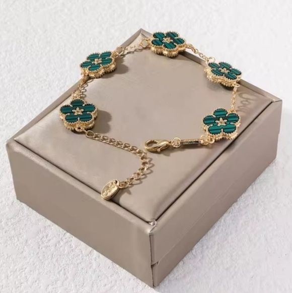 NIB Gold plated five petal green flowers double sided bracelet - Picture 2 of 4